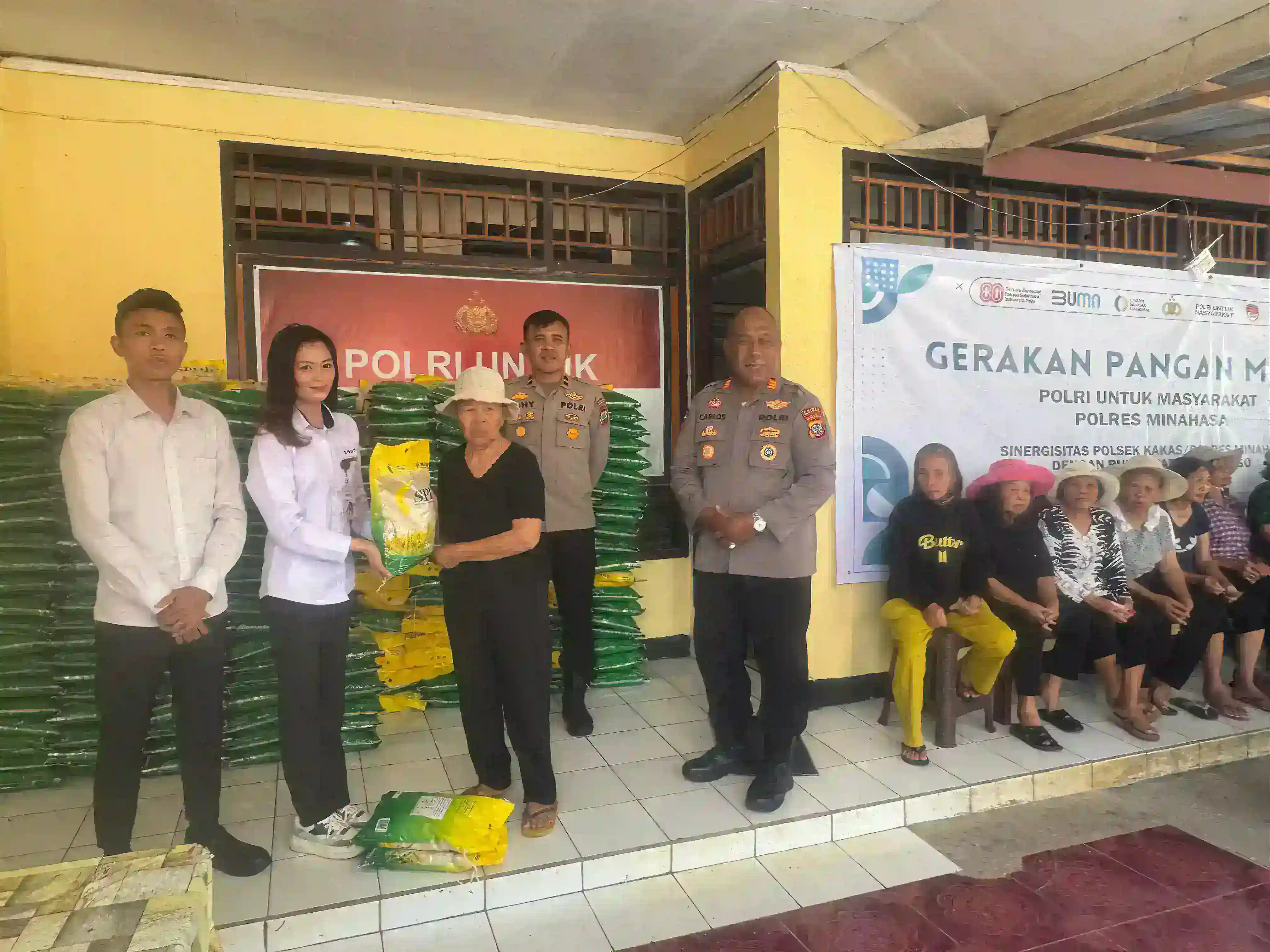 Polri Hadir di Tengah Kebutuhan Masyarakat, Gerakan Pangan Murah Polsek Kakas Buktikan Peran Humanis Kepolisian